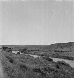 Flusslauf : Blick entlang eines Flusses durch die Landschaft der Tabora Region