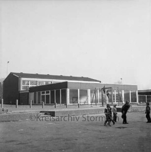 Grund- und Hauptschule: Waldstraße / Oetjendorfer Landstraße: Sportzentrum: Schwimmhalle mit Lernschwimmbecken: dahinter Turnhalle: vorn rechts Schüler