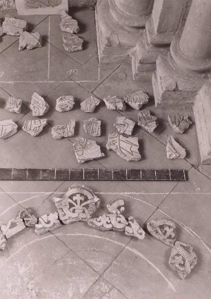 Benediktinerklosterkirche Sankt Marien und Sankt Cyprian: Fragmente des inkrustierten romanischen Schmuckfußbodens