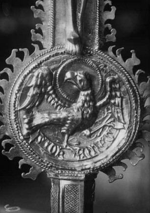 Kruzifixus, Kreuzende: Evangelistensymbol Johannes