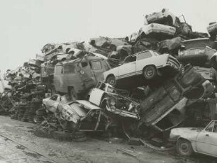 Dresden-Friedrichstadt, Elbhafen. Zum Verschrotten gesammelte aufgetürmte Autos