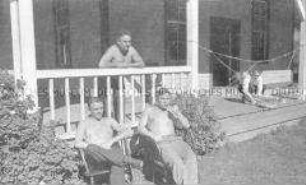 Selbstversenkung des Hochseepassagierdampfers "Columbus" am 19. Dezember 1939, Besatzungsangehörige im Internierungslager auf Angel Island, Kalifornien, vor der Veranda in der Sonne sitzend