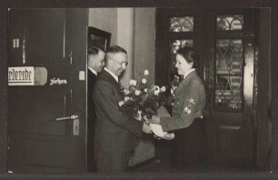 Gauleiter Dr. Meyer; I. Beigeord. Dr. Schmitz im Rathaus. Detmold, Marktplatz. Ansichtskarte. Papierabzug
