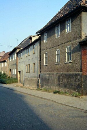 Häuserzeile an der Kirche