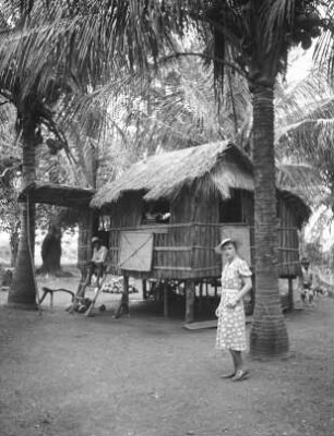 Die Frau des Fotografen bei einem Verkaufsstand in Lapu-Lapu City : Ansicht unter Palmen