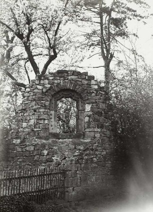 Künstlich angelegte Ruine : Röhrsdorf, Schlosspark, künstlich angelegte Ruine mit Originalfenster der ehemaligen Kapelle am Pfitzteich