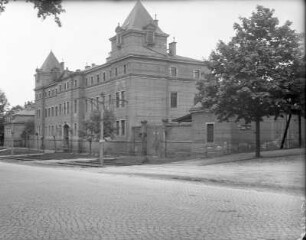 Das ist die Königsbrücker Straße mit der Einmündung der Fabricestraße, der Blick geht stadteinwärts. Im Rücken des Fotografen befindet sich das Arsenal