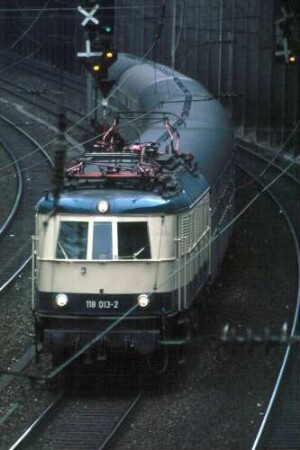 Stuttgart Hbf. Block Rosenstein Vorortgleis Lok 118 013 Eilzug S-AA Bnb-Wagen