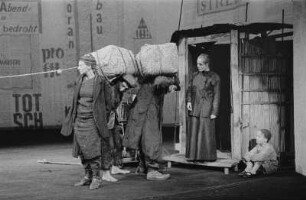 Szenenbilder aus "Der gute Mensch von Sezuan" von Bertolt Brecht unter der Mitarbeit von Ruth Berlau und Margarete Steffin. Berliner Ensemble 1957