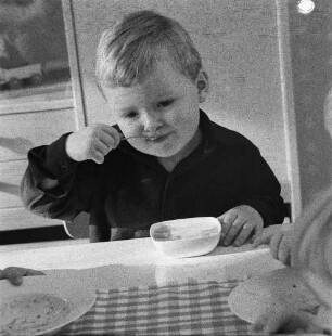 Dresden-Johannstadt, Elisenstraße. Kindergarten. Junge beim Mittagessen