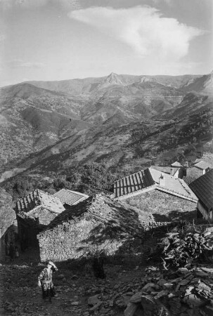 Dorfansicht : Blick auf das Dorf At Hicem und die Berge der Umgebung.