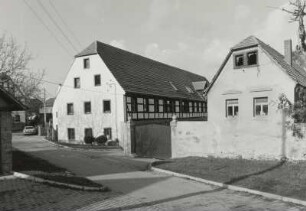 Mobschatz, Zweiseithof : Mobschatz (Kreis Meißen-Radebeul), Zweiseithof, Dorfplatz 2, nach 1816, Straßenansicht