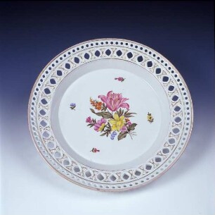 Teller mit ornamental durchbrochener Fahne