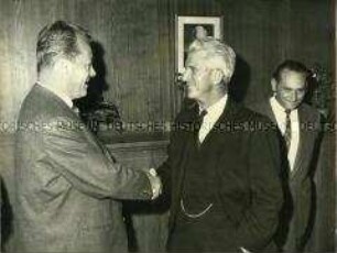 Willy Brandt empfängt den ehemaligen amerikanischen Stadtkommandant General Howley