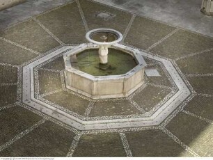 Oktagonaler Brunnen