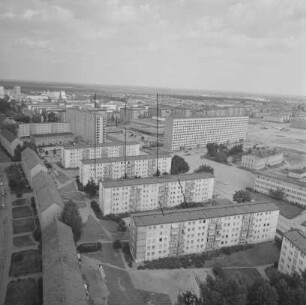 Neustadt von Hoyerswerda : Blickrichtung Südosten über die Albert-Einstein-Straße zum Centrum-Warenhaus