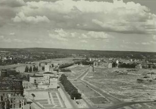 Dresden. Blick vom Rathausturm über die beräumte Innenstadt nach Nordosten zum Pirnaischen Platz und Rathenau-Platz