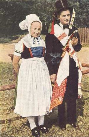 Brautjungfer und verheirateter Hochzeitsgast in Schleife : Kleidung - Schleifer Tracht. Hochzeitsbitter (družba) und verheiratete Frau als Hochzeitsgast.