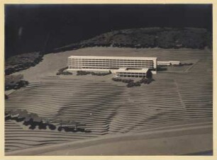 Bad Gottleuba, Klinik - Sanatorium. Architekturmodell zu einem Neubau, um 1980. Bez. Rückseite (in Bleistift): "Foto neues Ktslt". Stempel: "195"