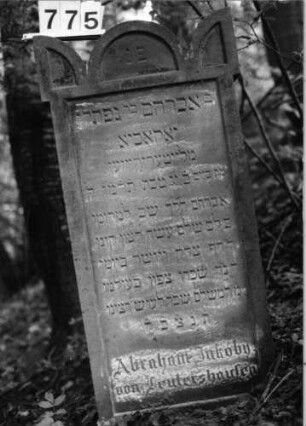 Grabstein 775 (Index: 99802258) Material: Sandstein Zustand: gut Maße HxBxT: 104x48x13 cm Beschreibung: Stele mit eingezogenem Rundbogen und profiliertem Rand Besonderheit: Endreim, längerer Text: Grabstein 775