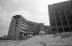 Berlin: Trümmerbauten; des ehemaligen Haus des Fremdenverkehrs mit radfahrenden Jungens