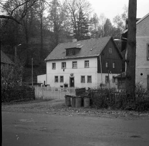 Tharandt, Wilsdruffer Straße 26. Ehemaliger Dreiseithof. Klippermühle (1628). Nebengebäude. Straßenansicht mit Einfriedung