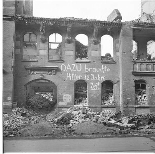 Berlin. Ruine mit der Inschrift an der Hauswand "DAZU brauchte Hitler 12 Jahre Zeit"