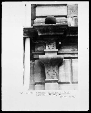 Kapitell an der linken Hausecke