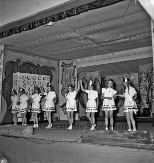 Weihnachtsmärchen: Hotel Oldesloer Hof: Saal: "Aschenputtel": Aufführung von Städtischem Musikkreis: Bühne: Szenenbild: Kinderballett, 21. Dezember 1956