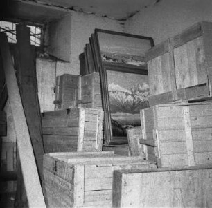 Marburg. Wohnhaus Prof. Ernst Vollbehr. Keller mit Gemälden und Kisten