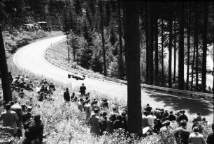 Gießhübel: Schauinslandrennen; Wagen verschiedener Klassen; oberhalb der Gießhübel-Kurve