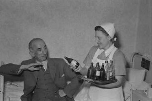 Reportage aus dem jüdischen Krankenhaus : Krankenschwester mit einem Patienten