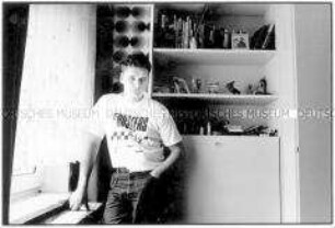 Porträt eines jungen Mannes in seinem Zimmer (Altersgruppe 18-21)