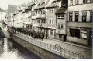 Marschierende Soldaten auf dem Fischersand in Erfurt