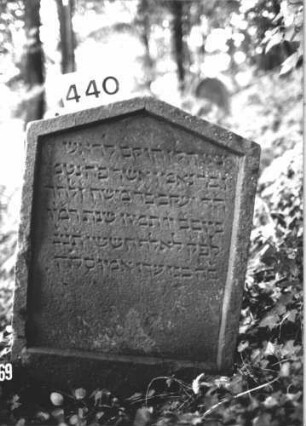 Grabstein 440 (Index: 100113532) Material: Sandstein Maße HxBxT: 84x60x15 cm Besonderheit: kulturhistorisch besonders wertvoll / hist.-wiss. Gründe (Alter): Grabstein 440