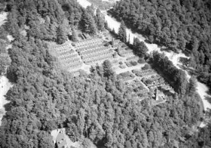 Dresden-Neustadt, Marienallee. Sowjetischer Ehrenfriedhof (angelegt 1945). Luftbild-Schrägaufnahme nach Norden