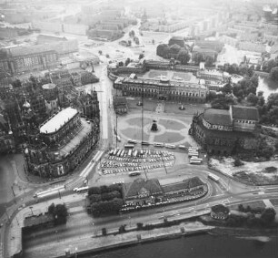 Theaterplatz in der Inneren Altstadt von Dresden : Blickrichtung Südwesten zum Zwinger