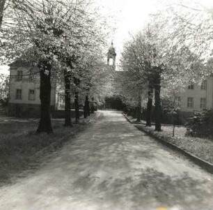 Elsterwerda. Schloß (Wladimir-Komarow-OS) 1720/37; nach Plänen von M. D. Pöppelmann. Hoffront von der Allee