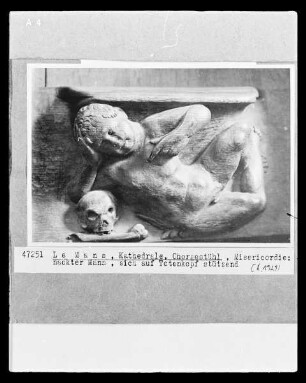 Nackter Mann, sich auf einen Totenkopf stützend