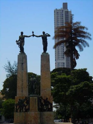 Panama-City - Denkmal vor einem Hochhaus : Vor einem Hochhaus steht im Park ein Denkmal für Belisario Porras. Aufgenommen am 14. September in Panama-City