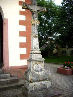 Christuskreuz von 1760 im Westen vor der Kirche
