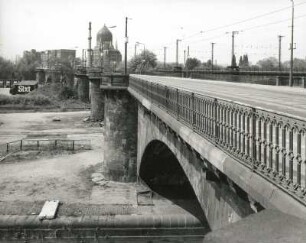 Dresden-Neustadt. Marienbrücke (1846/1852; J. G. Lohse). Blick von der Brücke (oberstrom) über die Fahrbahn zur Zigarettenfabrik "Yenidze"