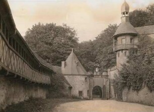Schloss Rochsburg, 1. Tor und Wehrgang von Innen