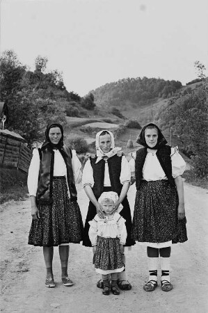 Drei Frauen und ein Kind in Tracht