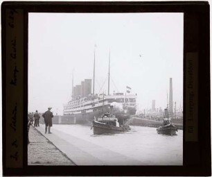 Schiff "Kronprinzessin Cecilie" am Hafen (Jungfernfahrt)