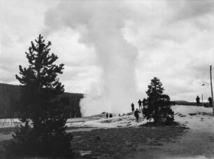 Old Faithful : Teilnehmer des Transkontinentalen Geographenkongresses vor dem Geysir Old Faithful im oberen Geysir-Becken des Yellowstone-Nationalparks
