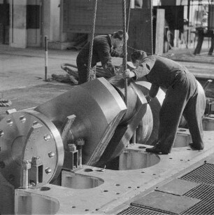 Rostock. VEB Dieselmotorenwerk Rostock. Arbeiter bei Montage einer Kurbelwelle