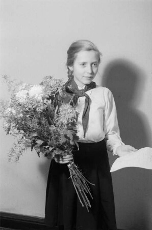 Porträtaufnahmen einer FDJlerin und einem Jungen Pionier mit Blumenstrauß : Porträt eines Mädchens mit Blumenstrauß