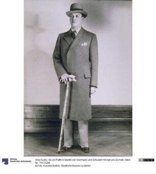 Ali von Palffy in Mantel von Hohmann und Schubert mit Hut von Grymotz
