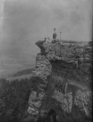 Felsklippe : Drei Jungen am Rande einer Klippe am Staffelberg (539m)